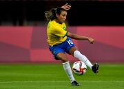 国际女足比赛强力对攻，巨星出手射门必进