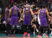 开云下载-篮网险胜马刺，公牛不敌太阳，爵士豪胜国王