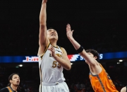 开云平台-关于内线大战！球队抢篮板拼伤痕累累，果断获胜！的信息