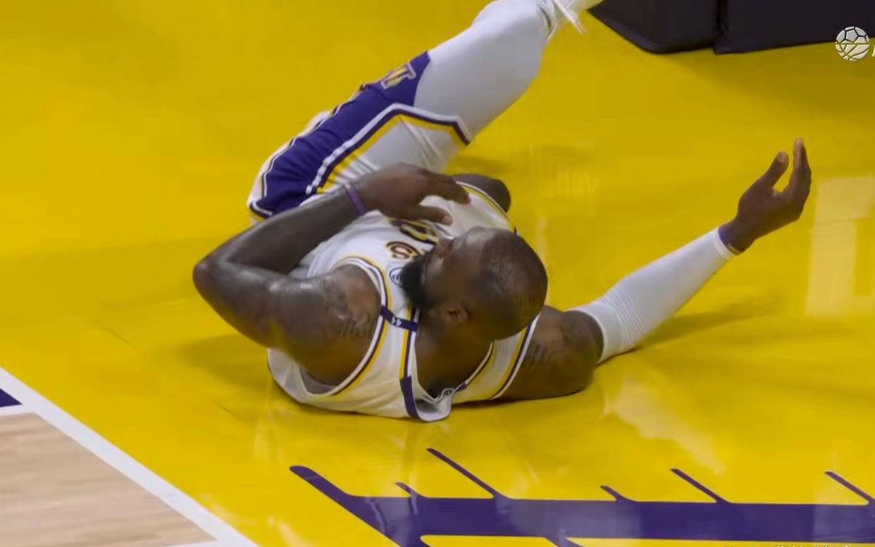 包含火箭客场惨败雄鹿，哈登失准连续场低迷的词条