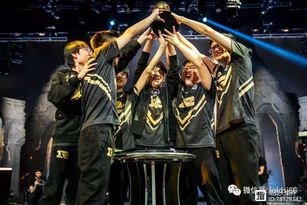 包含法兰克福副队长展开战术布置备战下一场比赛的词条