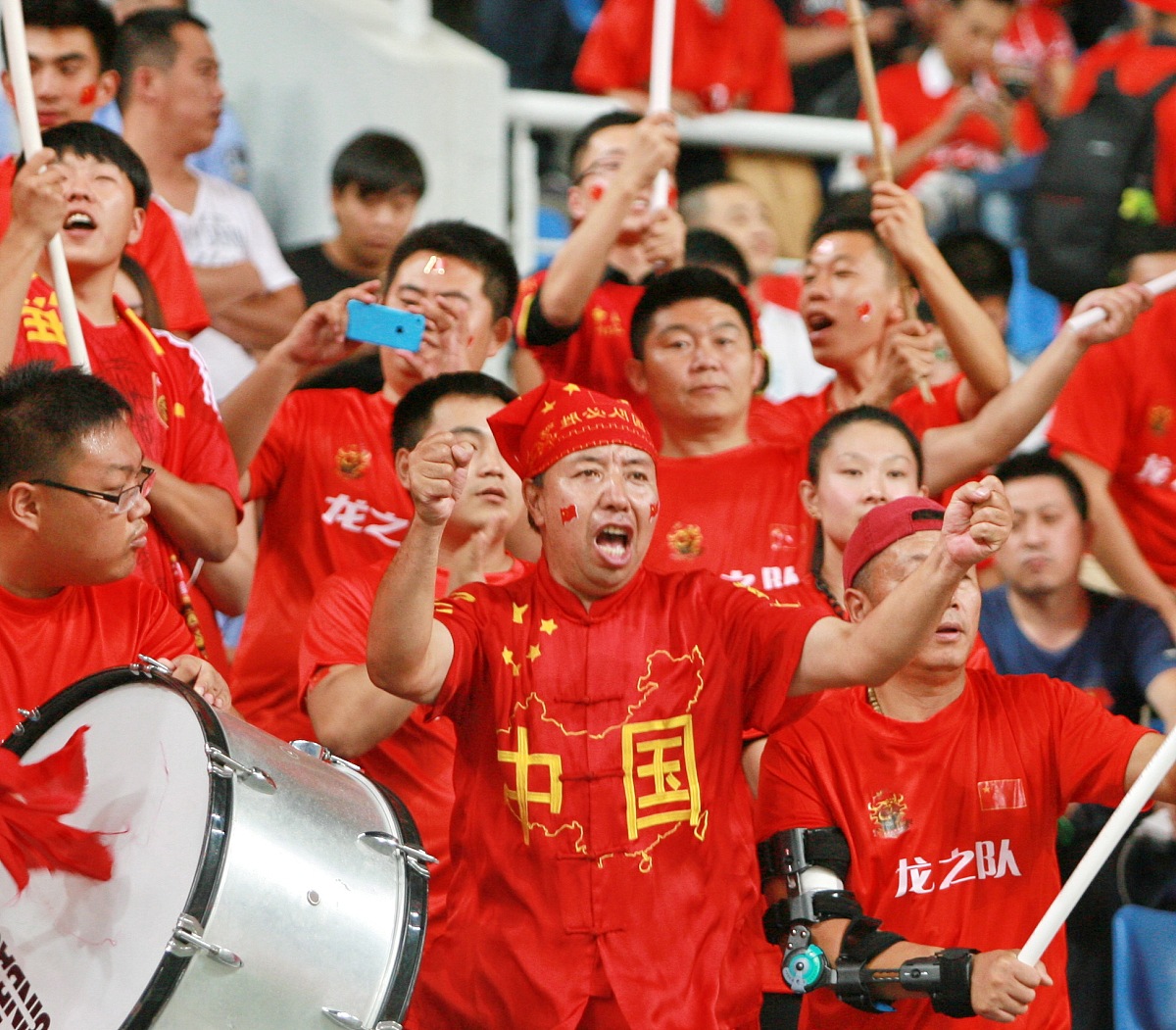 两队争夺胜利，篮球场上热闹非凡