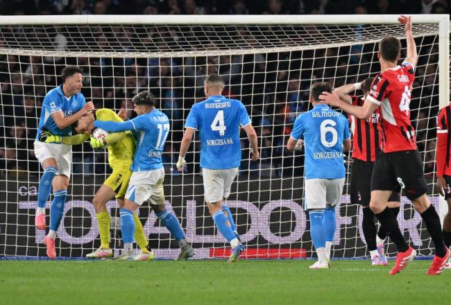 包含AC米兰中场连场进球，成为球队关键功臣的词条