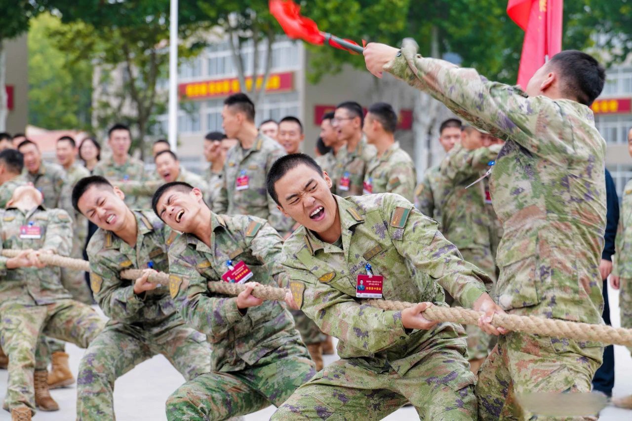 球队在训练场上严谨备战,备受鼓舞 球队在训练场上严谨备战,备受鼓舞