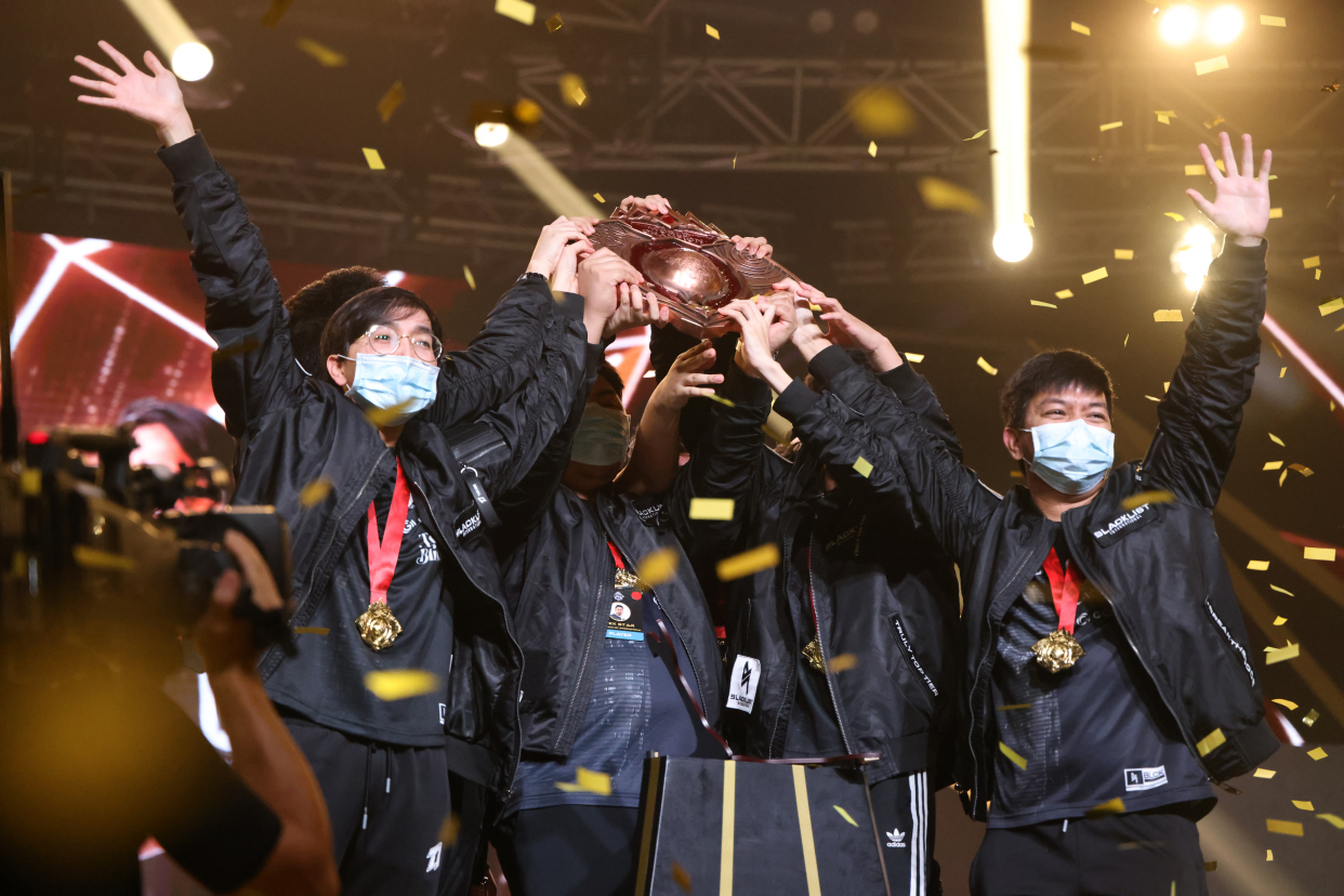 球队在激烈比赛中获得胜利,晋级总决赛 球队在激烈比赛中获得胜利,晋级总决赛