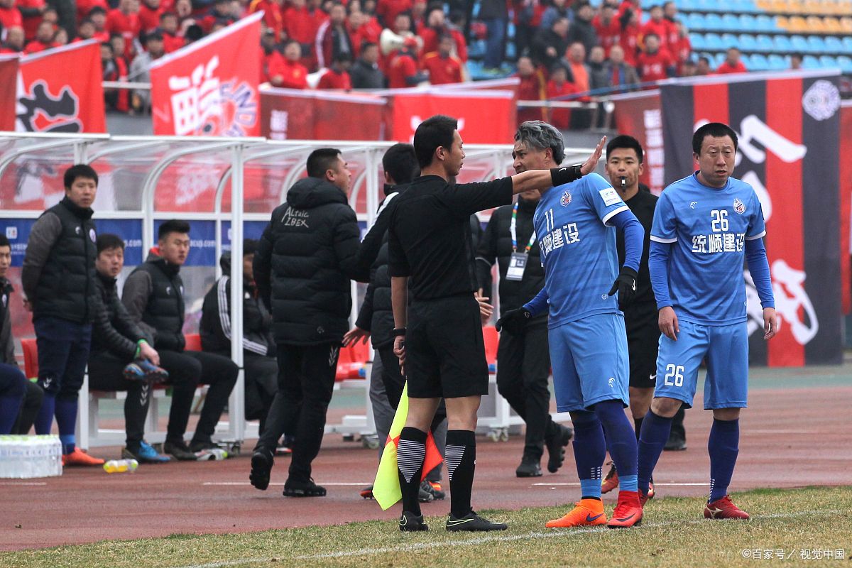 关于国内足球赛事引发热议,赛场上的风云变幻令人瞩目的信息 关于国内足球赛事引发热议,赛场上的风云变幻令人瞩目的信息