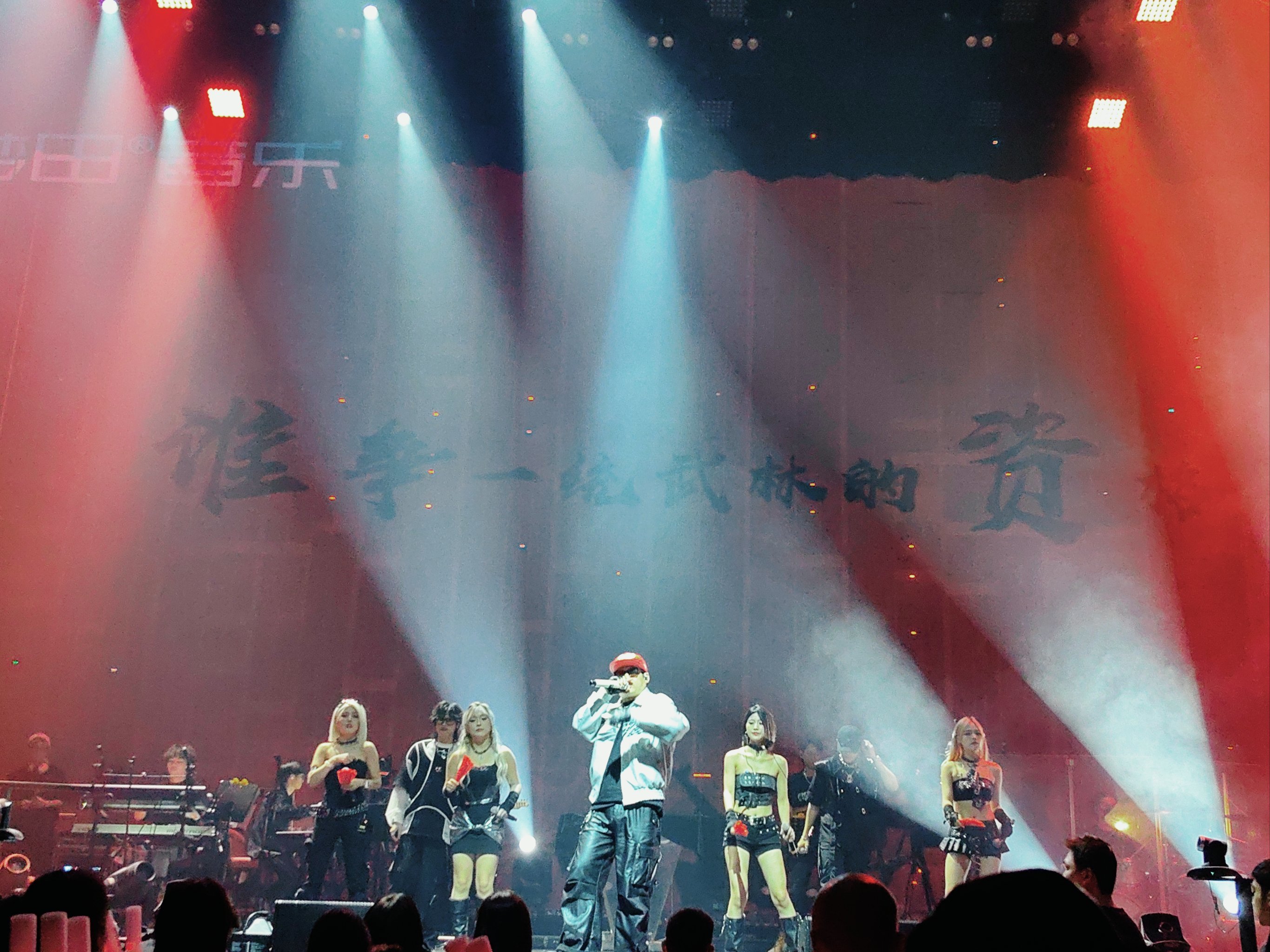 爵士队主场气氛火爆，球迷疯狂呐喊