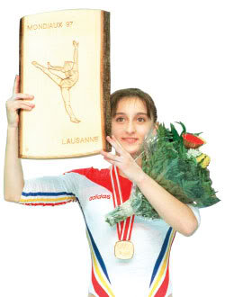 俄罗斯选手在体操比赛中获得奖牌