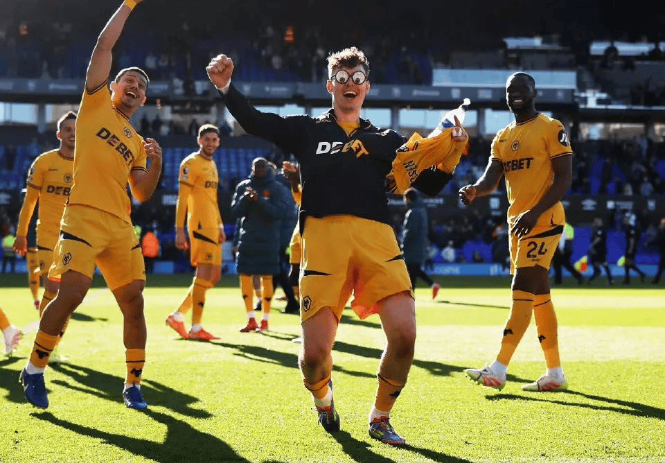 包含雷恩队在场上遭遇困境，积分缩水的词条