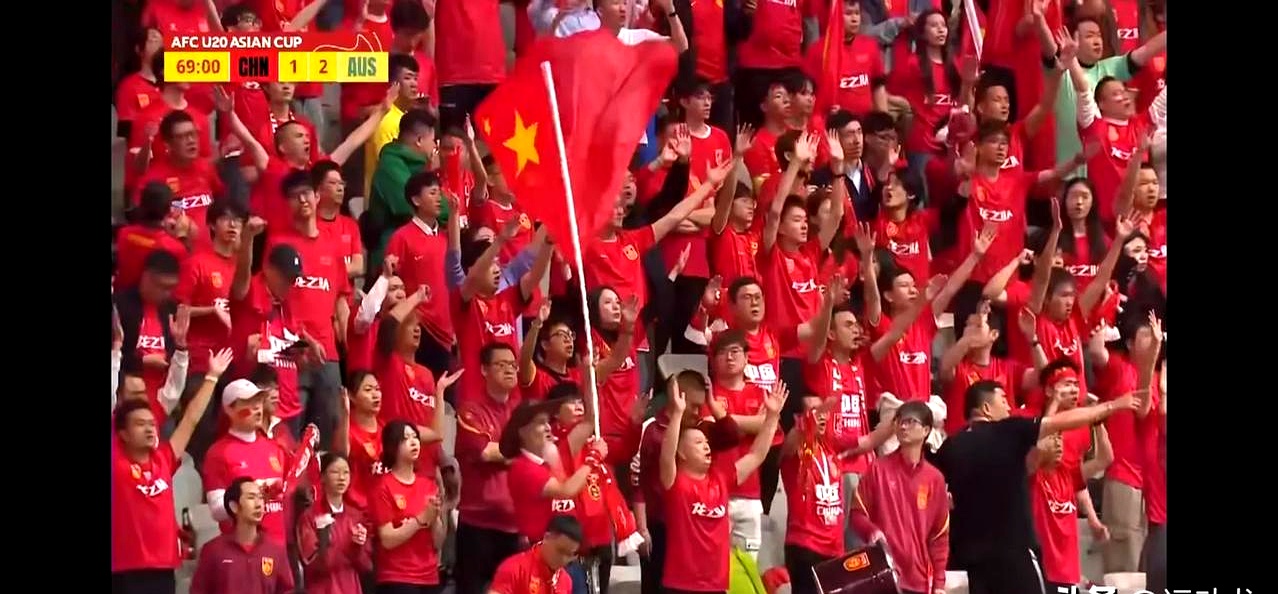 赛场激烈角逐，球迷演绎激动人心的竞技精神的简单介绍