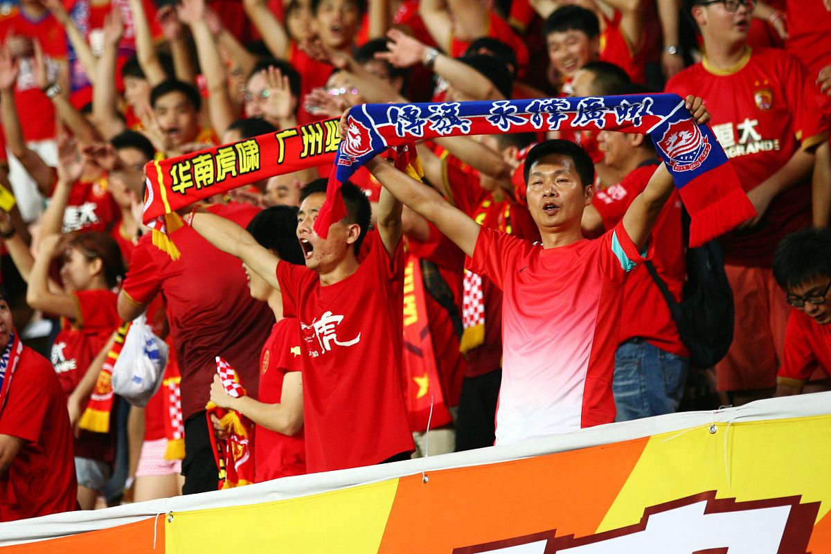 赛场激烈角逐，球迷演绎激动人心的竞技精神的简单介绍