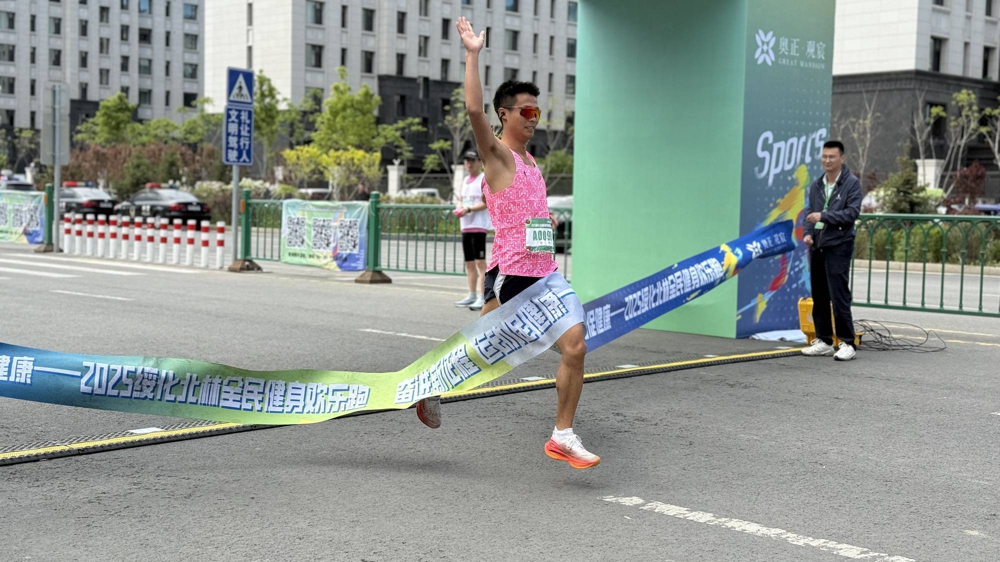 包含选手冲刺终点观众欢呼雀跃的词条