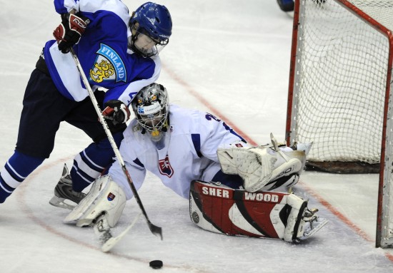 芬兰灵巧中场射门得手，为球队助力