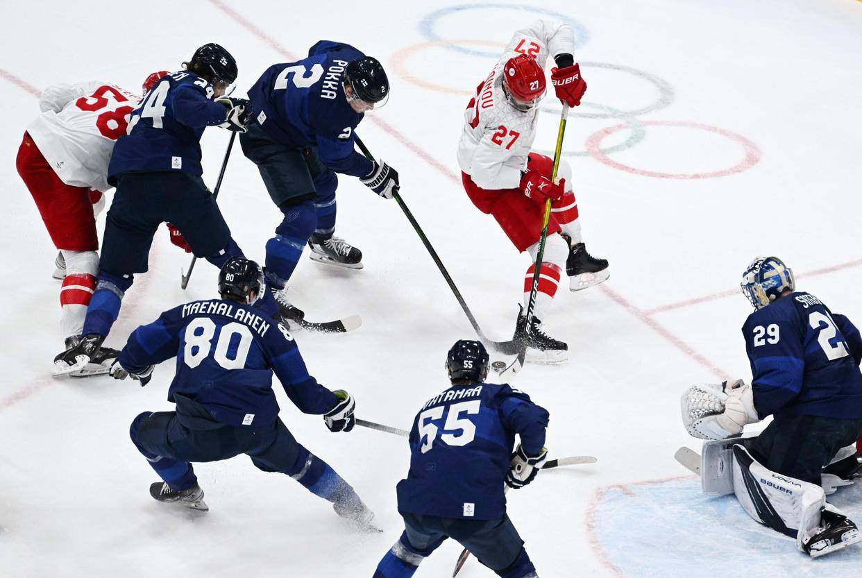 芬兰灵巧中场射门得手，为球队助力