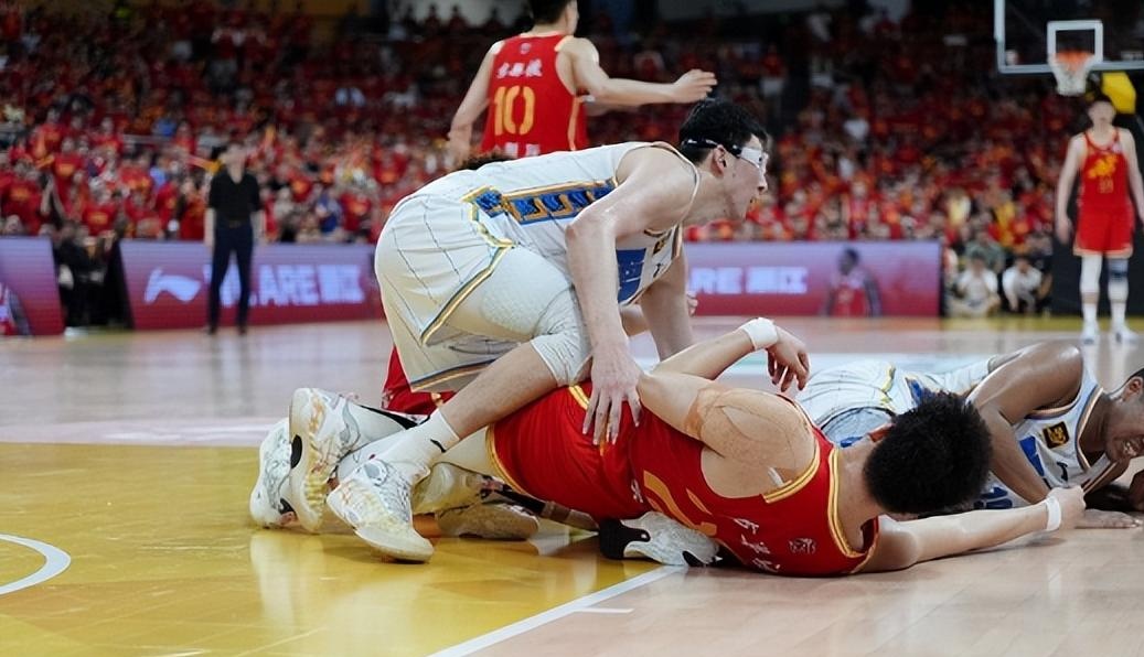 篮球比赛爆发冲突，裁判及时制止