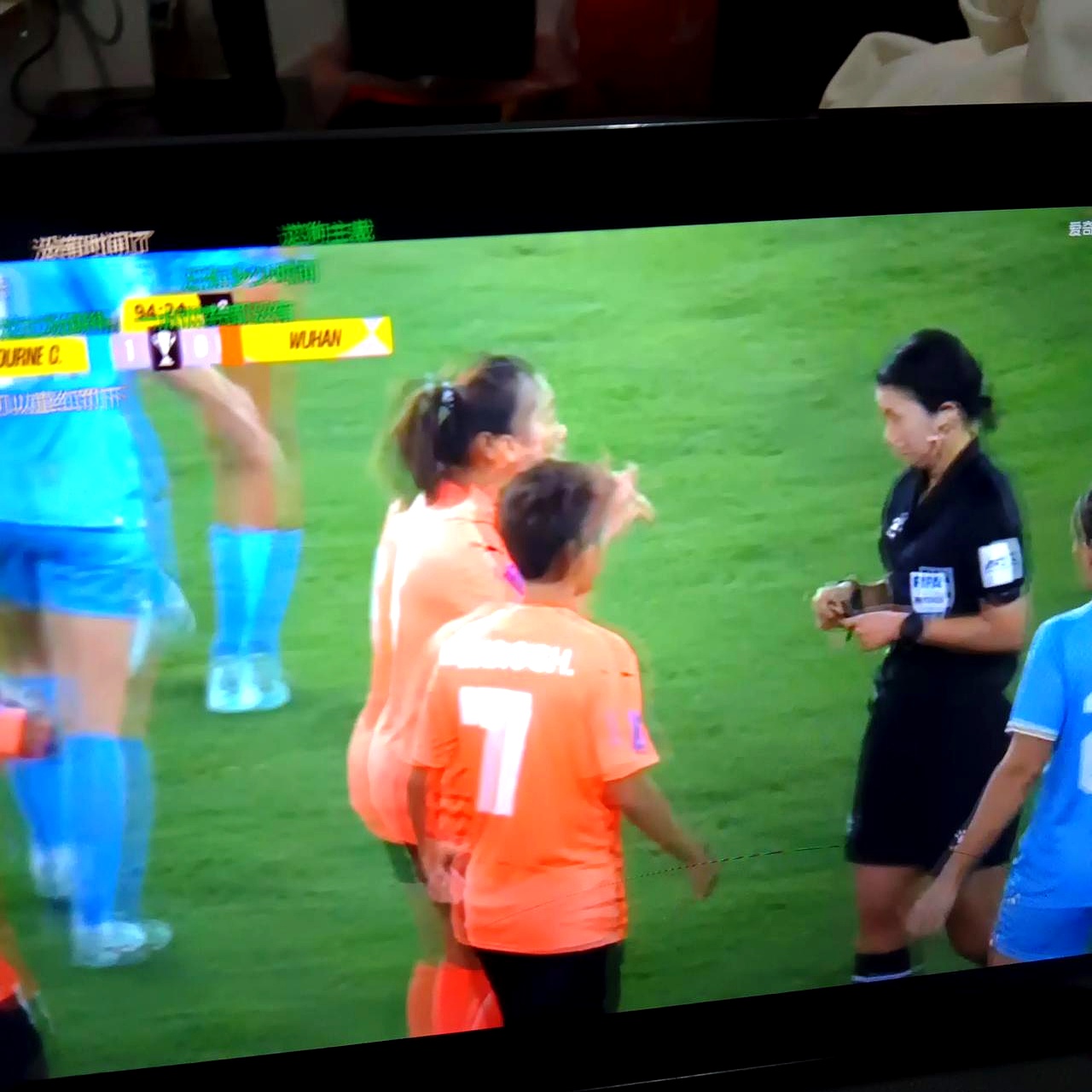 近期足球赛事女子选手表现神勇