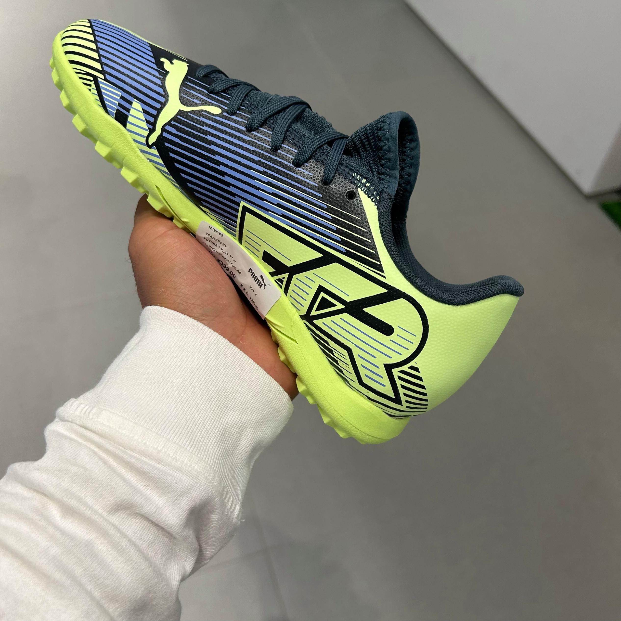 体育品牌新款足球鞋产品发布会