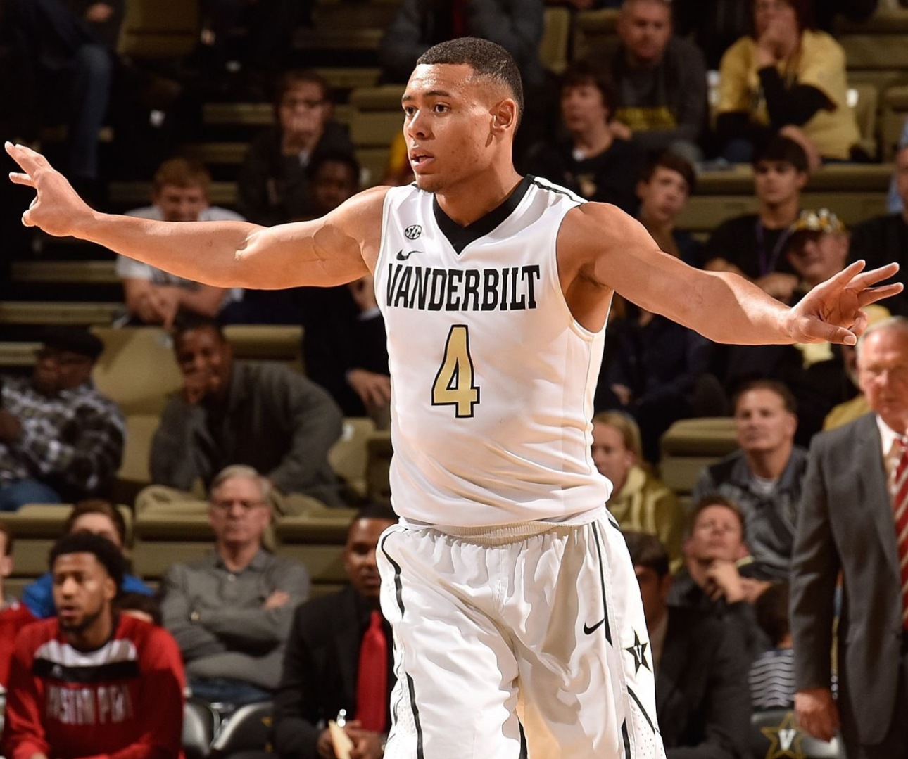 韦德教练首秀成功,率队逆转胜出 韦德教练首秀成功,率队逆转胜出