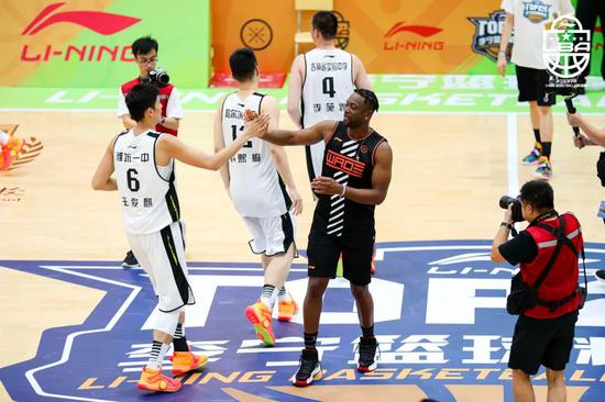 韦德教练首秀成功,率队逆转胜出 韦德教练首秀成功,率队逆转胜出