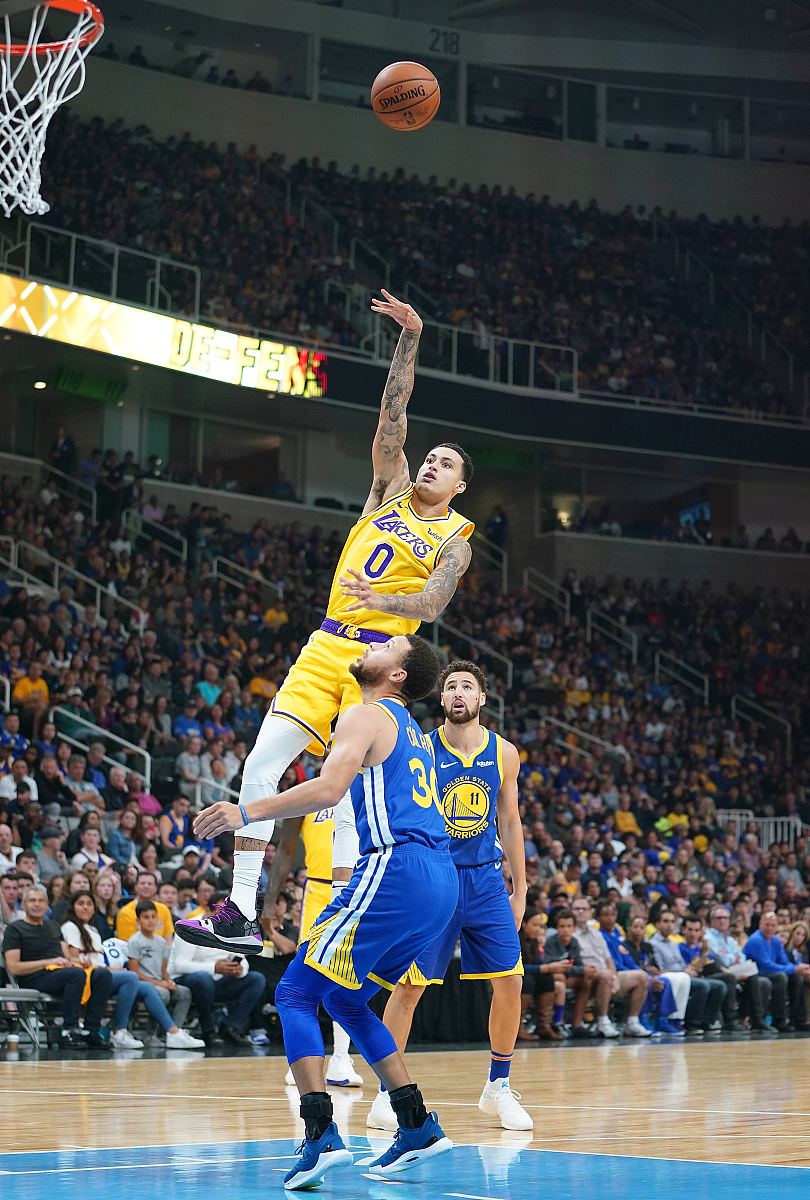 包含明日之星突破重围，助球队赢得关键胜利的词条