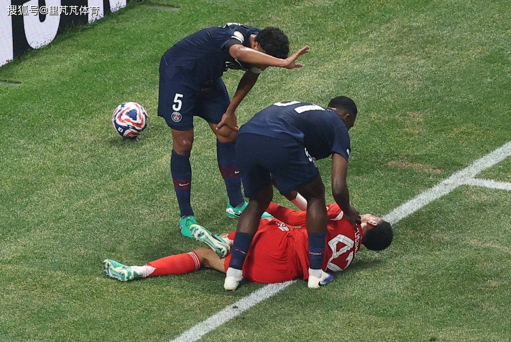 球员意外受伤,引发球队担忧 球员意外受伤,引发球队担忧