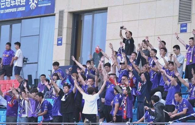 坚韧不拔!球队顽强斗争夺得比赛胜利 坚韧不拔!球队顽强斗争夺得比赛胜利