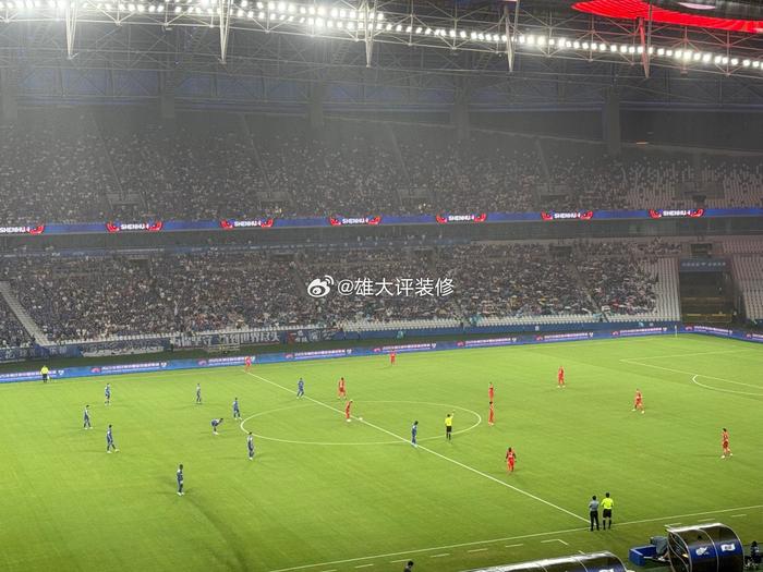 特级铁杆球迷声势浩大,主场氛围震撼人心的简单介绍 特级铁杆球迷声势浩大,主场氛围震撼人心的简单介绍