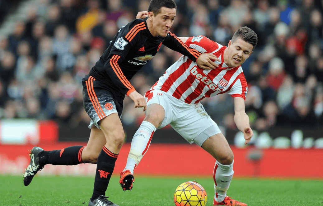 包含基尔主场大胜纽伦堡，取得关键三分积累士气的词条