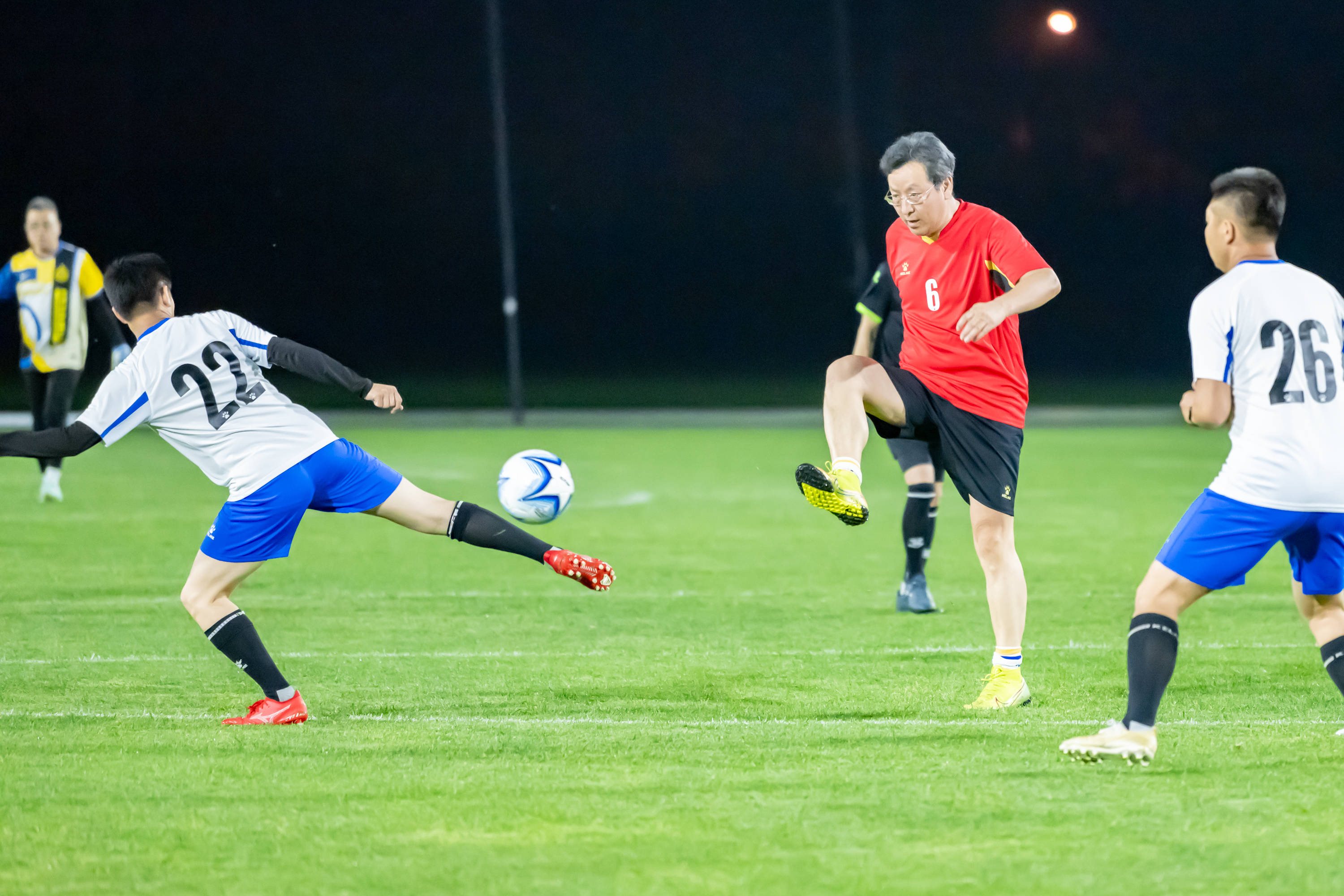 足球职业比赛势不可挡,球员展现超凡实力的简单介绍 足球职业比赛势不可挡,球员展现超凡实力的简单介绍