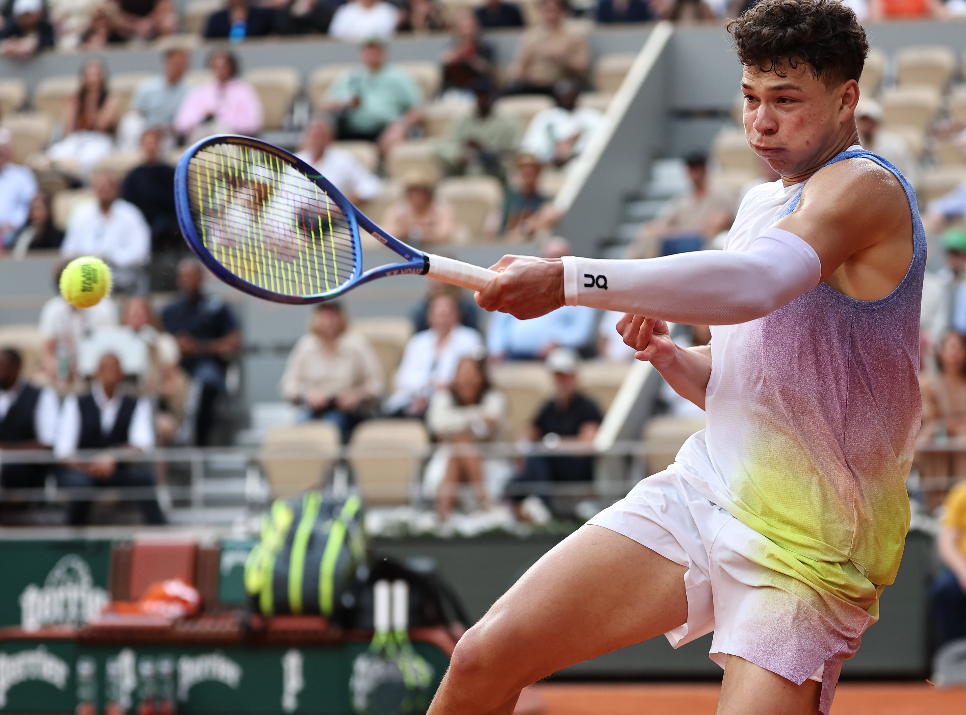 包含西班牙网球队轻取英国网球队，阿尔卡拉斯送出助攻的词条