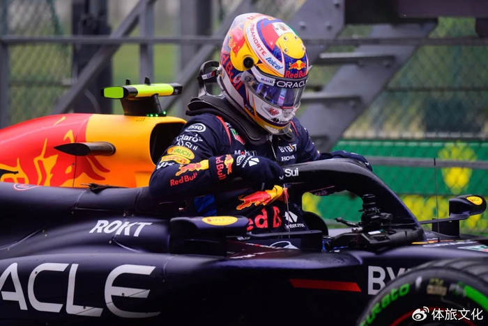 梅赛德斯翻盘红牛车队，佩雷兹统治全场